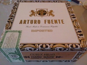 届いたArturo fuente gran reserva curly headの箱